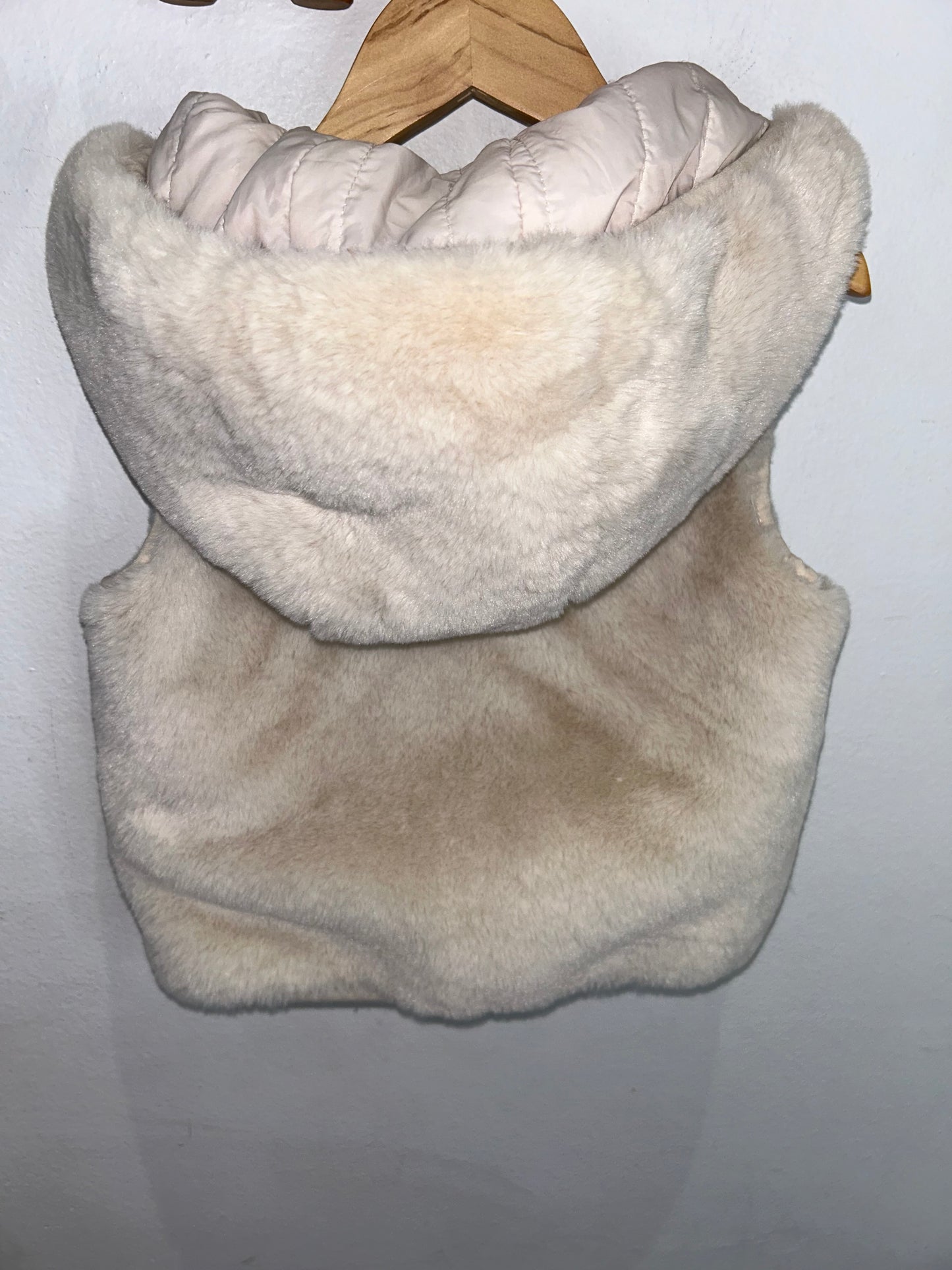 Beige furry-lined vest 2y