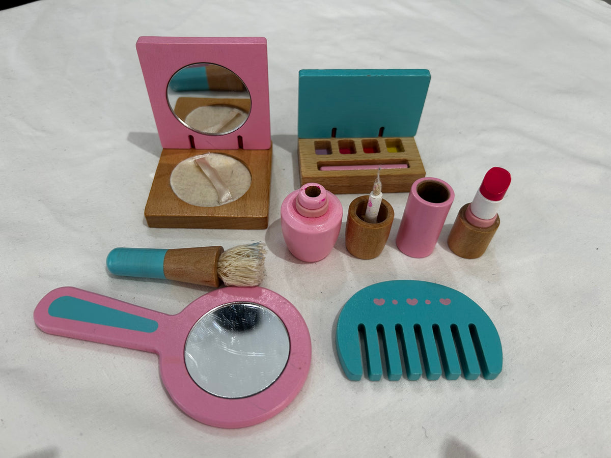 Wooden play makeup