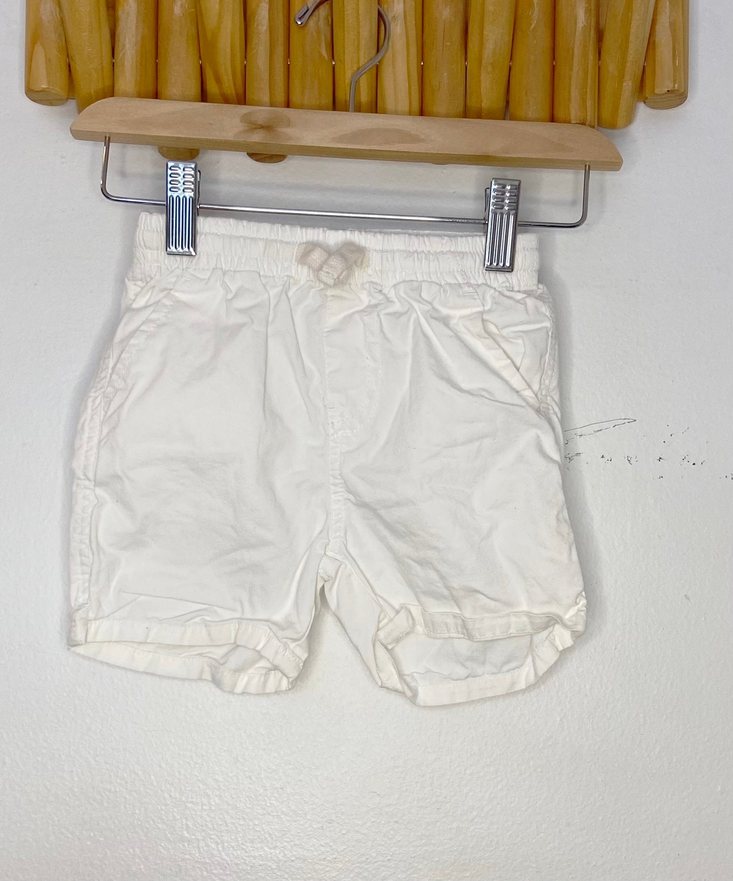 White shorts 18-24m