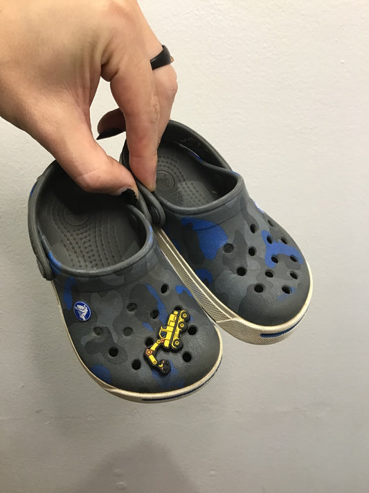 C6-7 camo Crocs