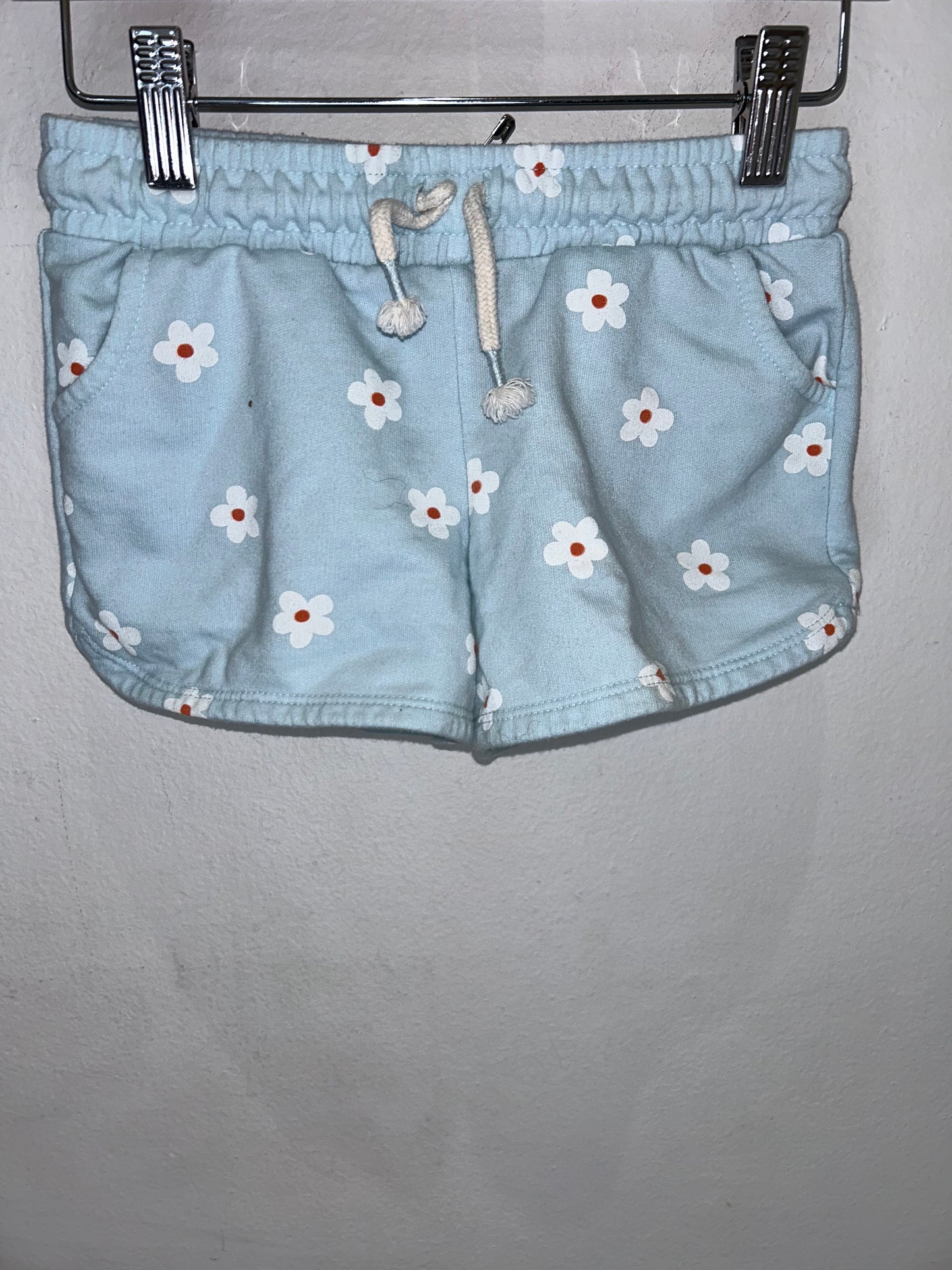 Light blue daisies shorts 6-7y