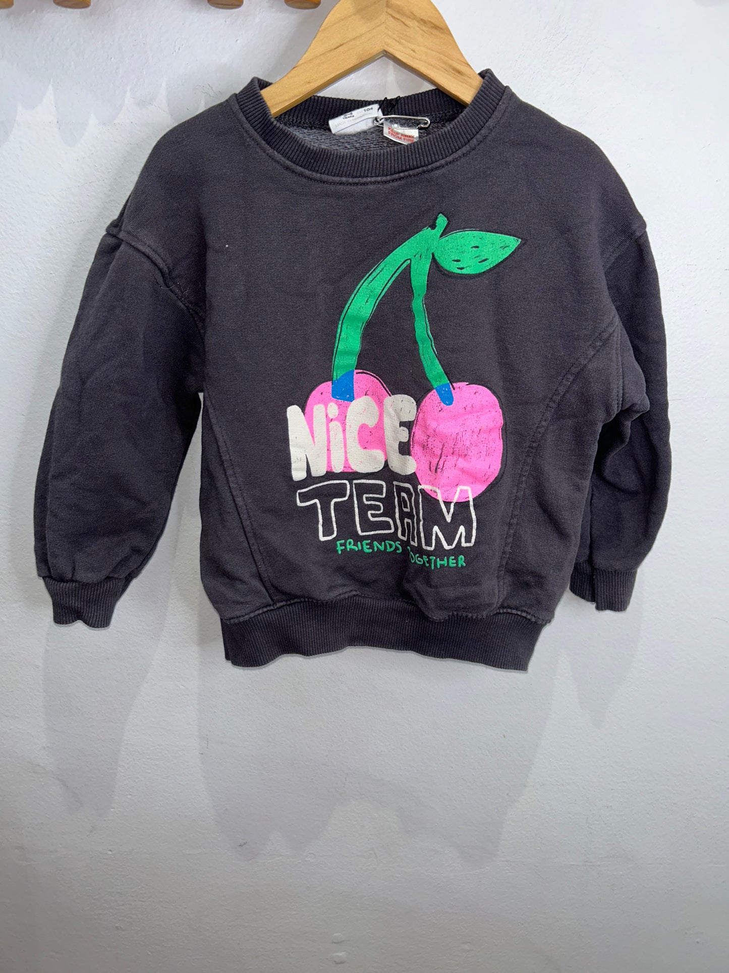 Nice team cherries pullover 3-4y