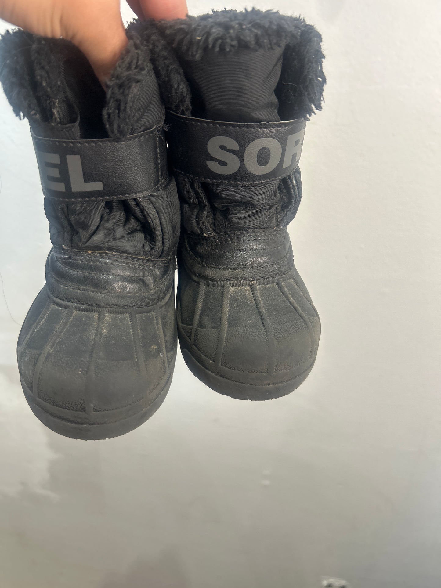 C8 black Sorels