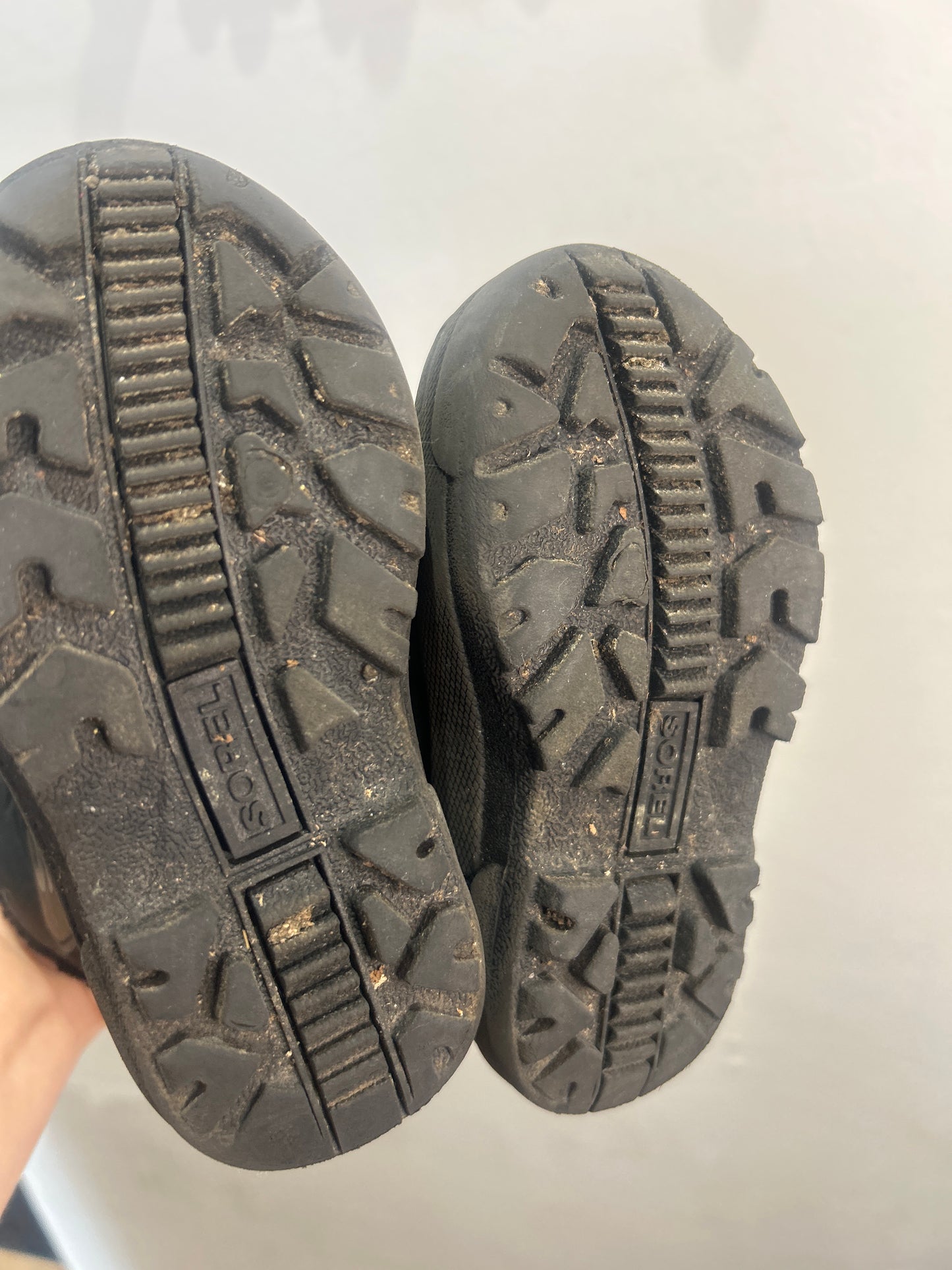 C8 black Sorels
