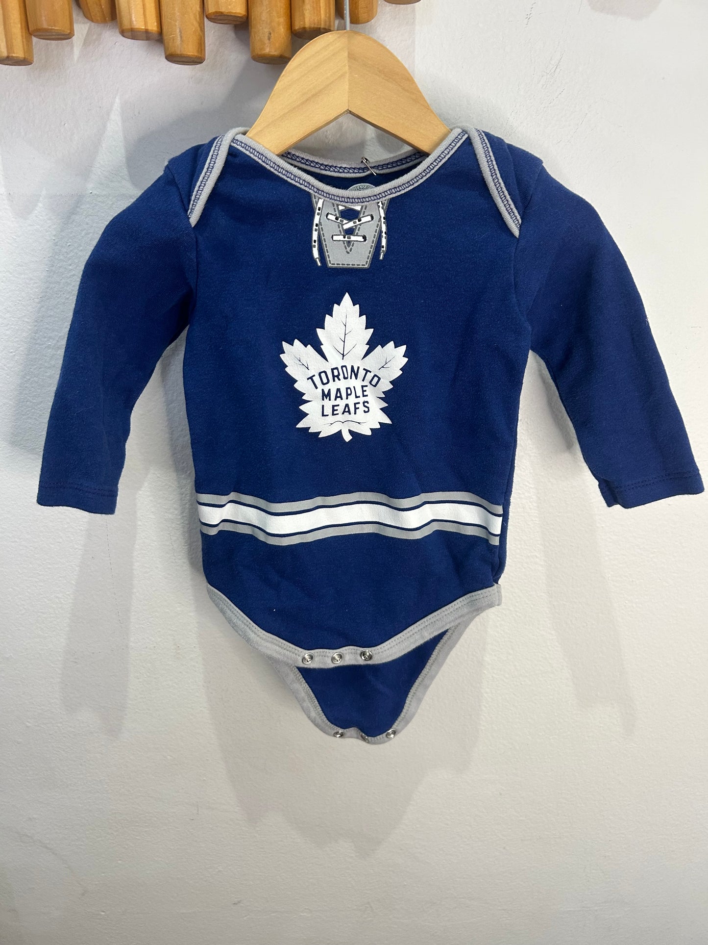Maple Leaf onesie 6-9m