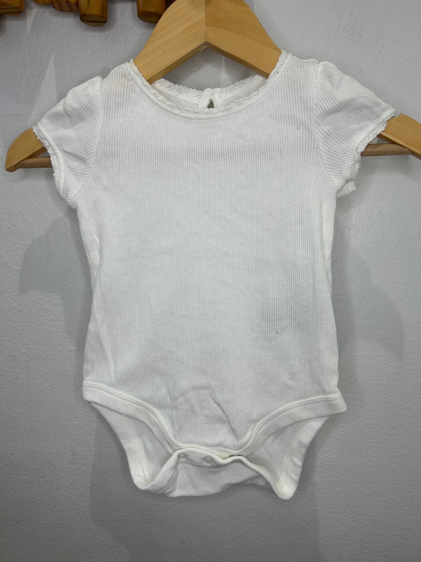 White ribbed onesie 3-6m