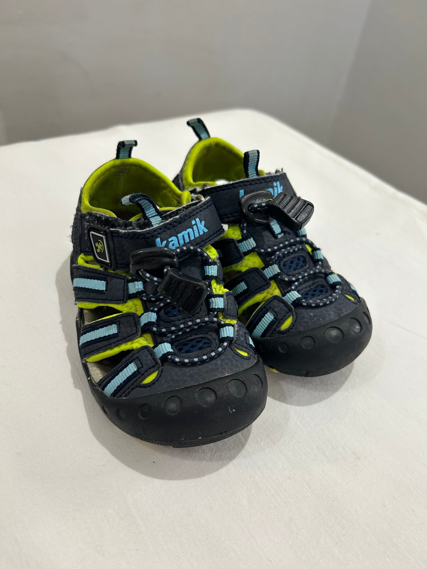 C7 kamik sandals