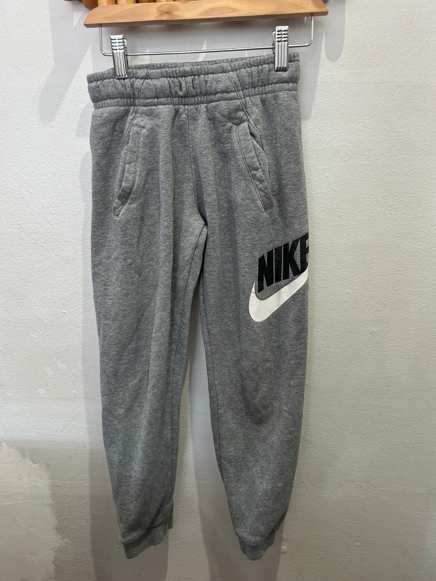 Grey Nike joggers 6-7y
