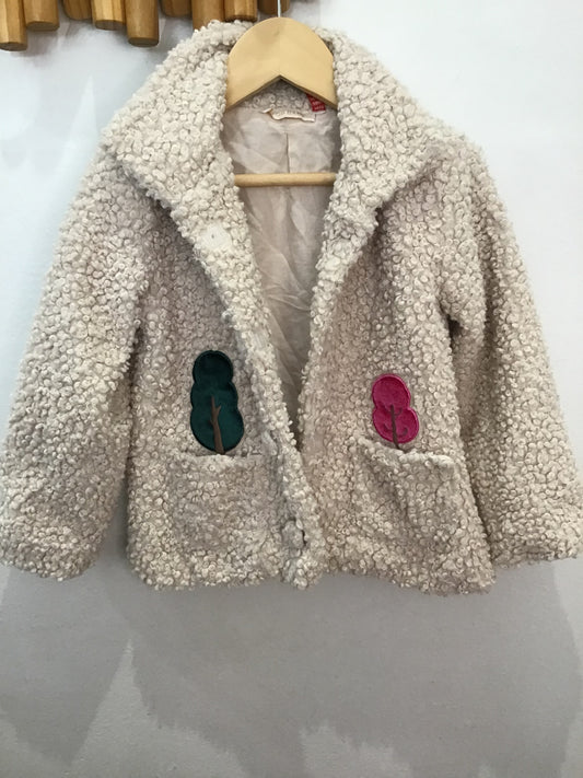 Fluffy coat w tree pockets 2y