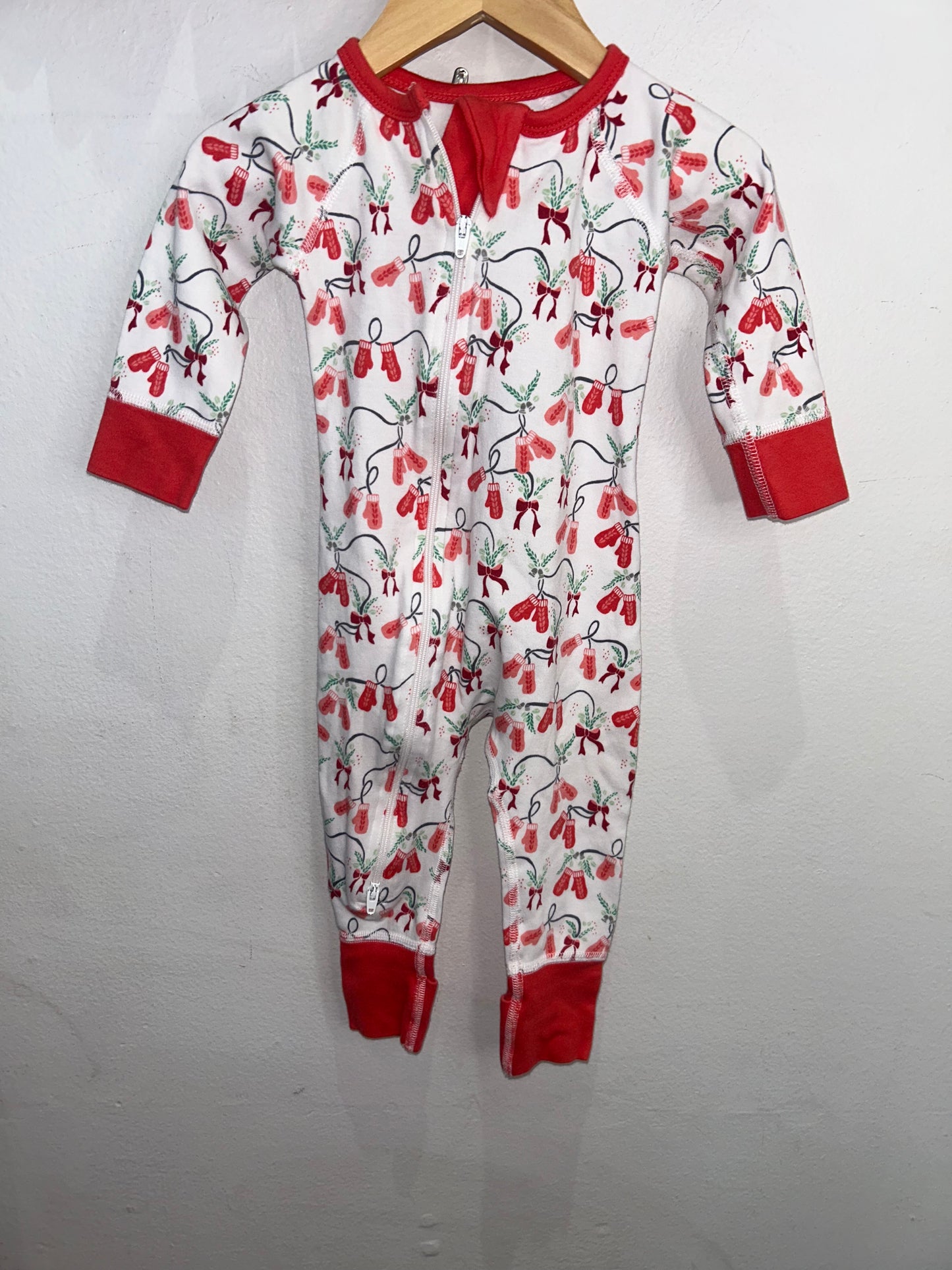 Sapling mittens and bow sleeper 3-6m