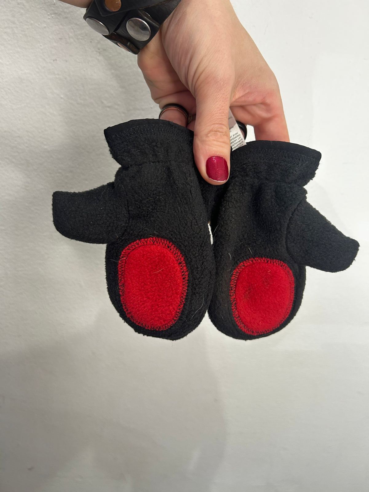 Black and red mitts 2-4y