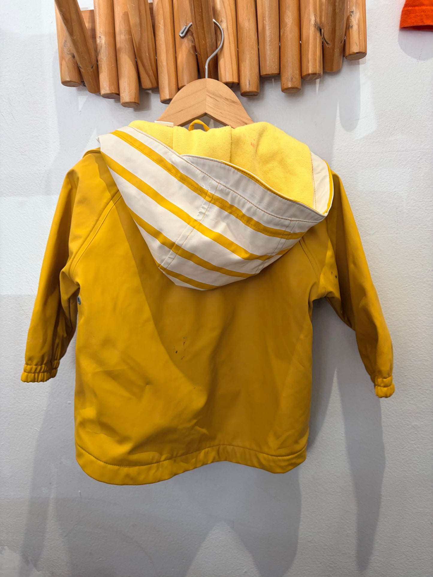 Hey It's Rain Time yelow rainjacket 12-18m