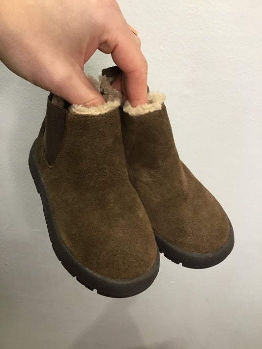 C8 brown lug suede boots