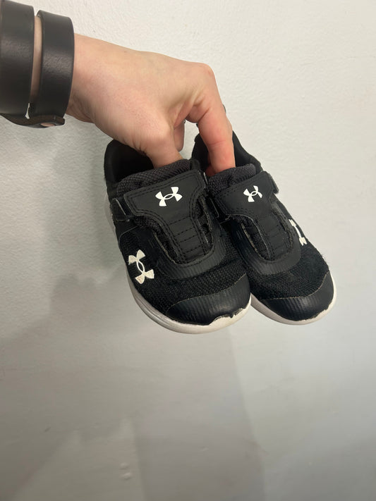 C9 black Underarmour runners