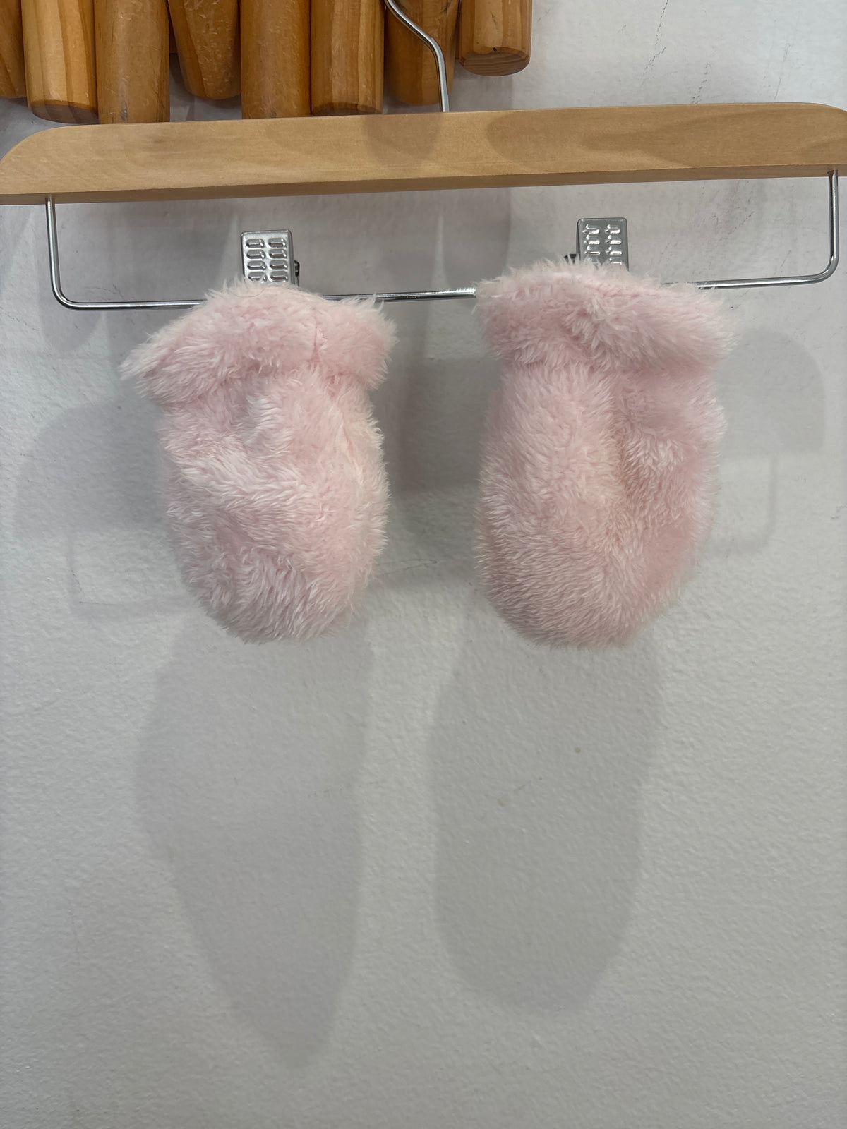 Pink furry mitts 0-12m