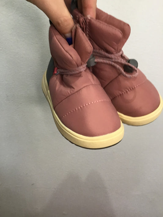 C6-7 blush pink boots