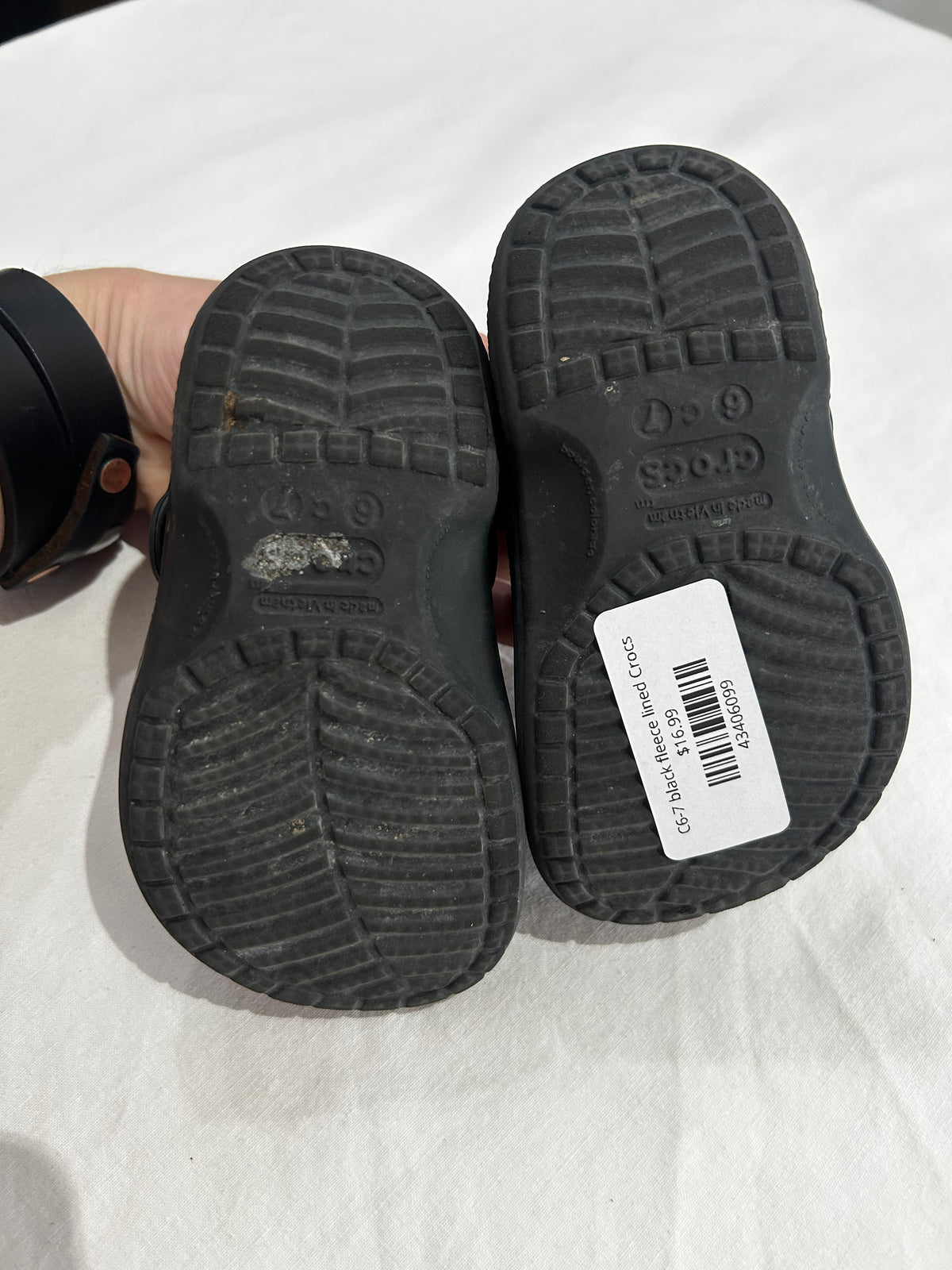 C6-7 black fleece lined Crocs