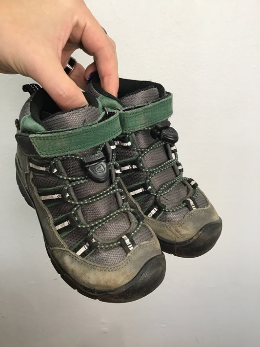 C11 Keens hiking shoes
