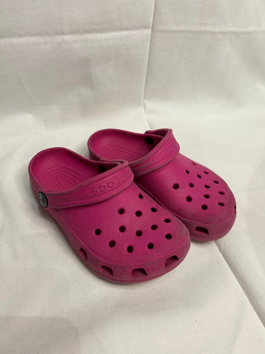 C10-11 hot pink Crocs