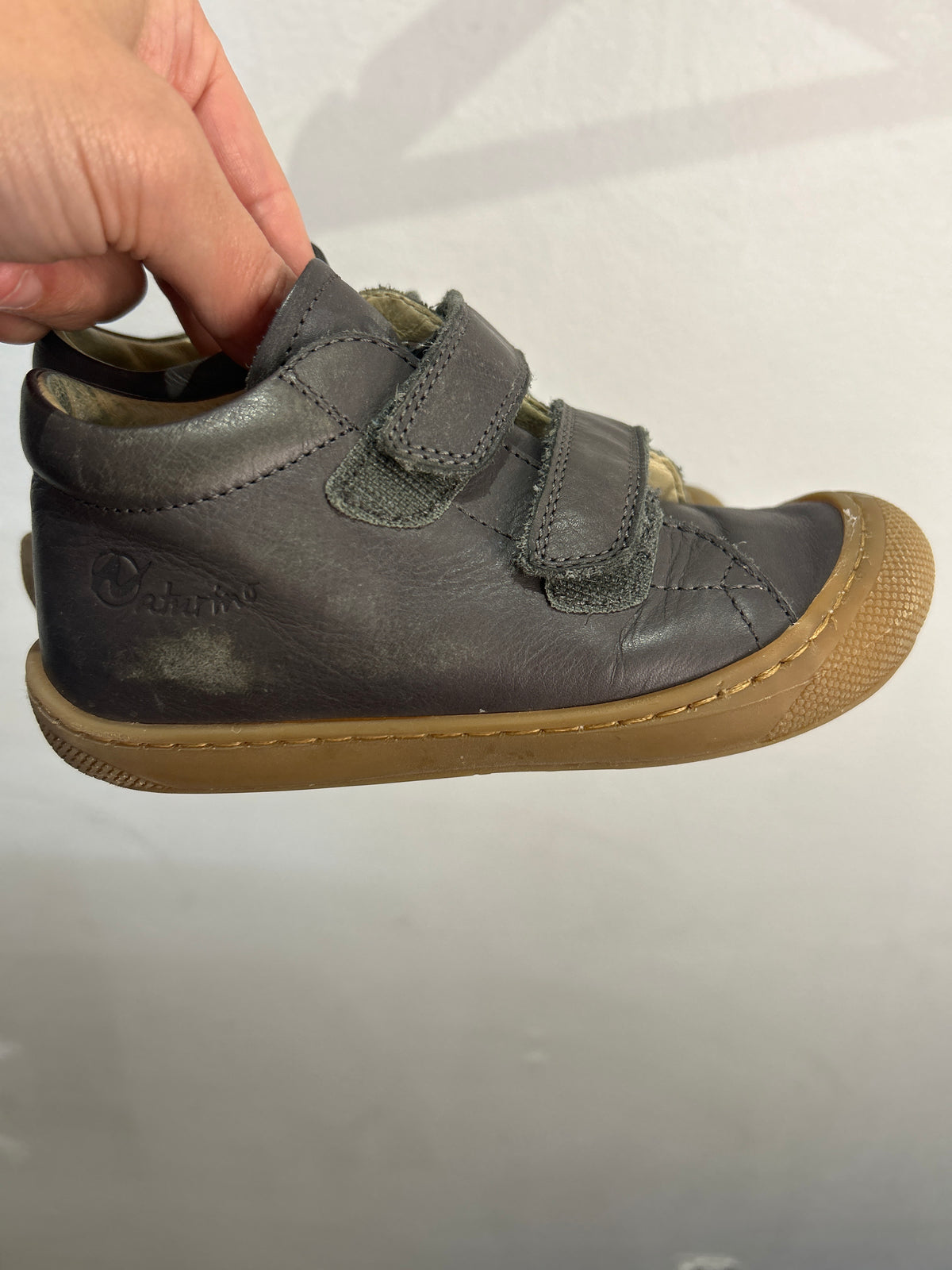 C10.5 leather shoes