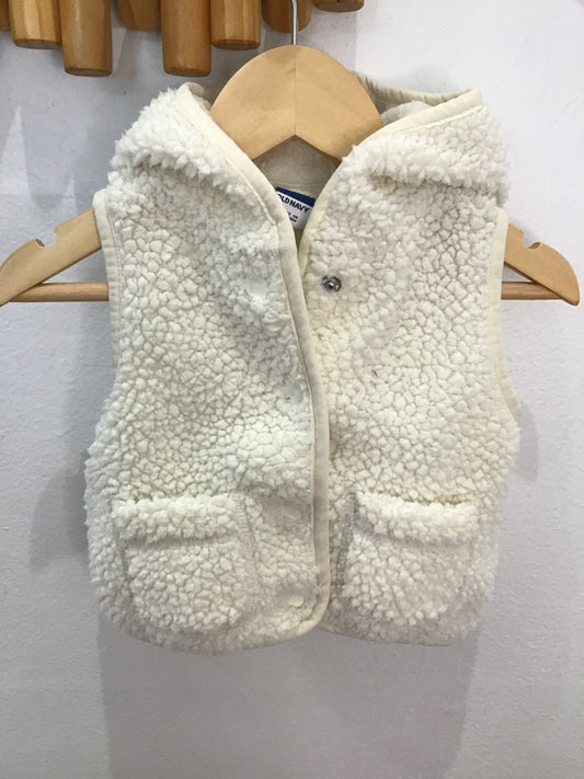 White furry vest 3-6m