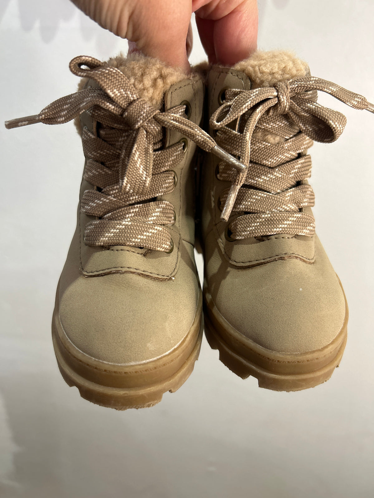 C5.5 beige fur-lined lug boots