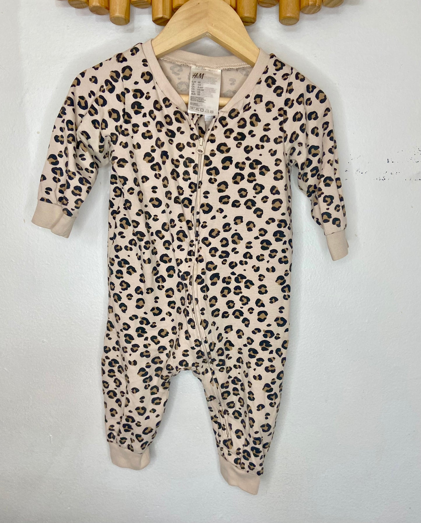 Leopard zip-up sleeper 4-6m