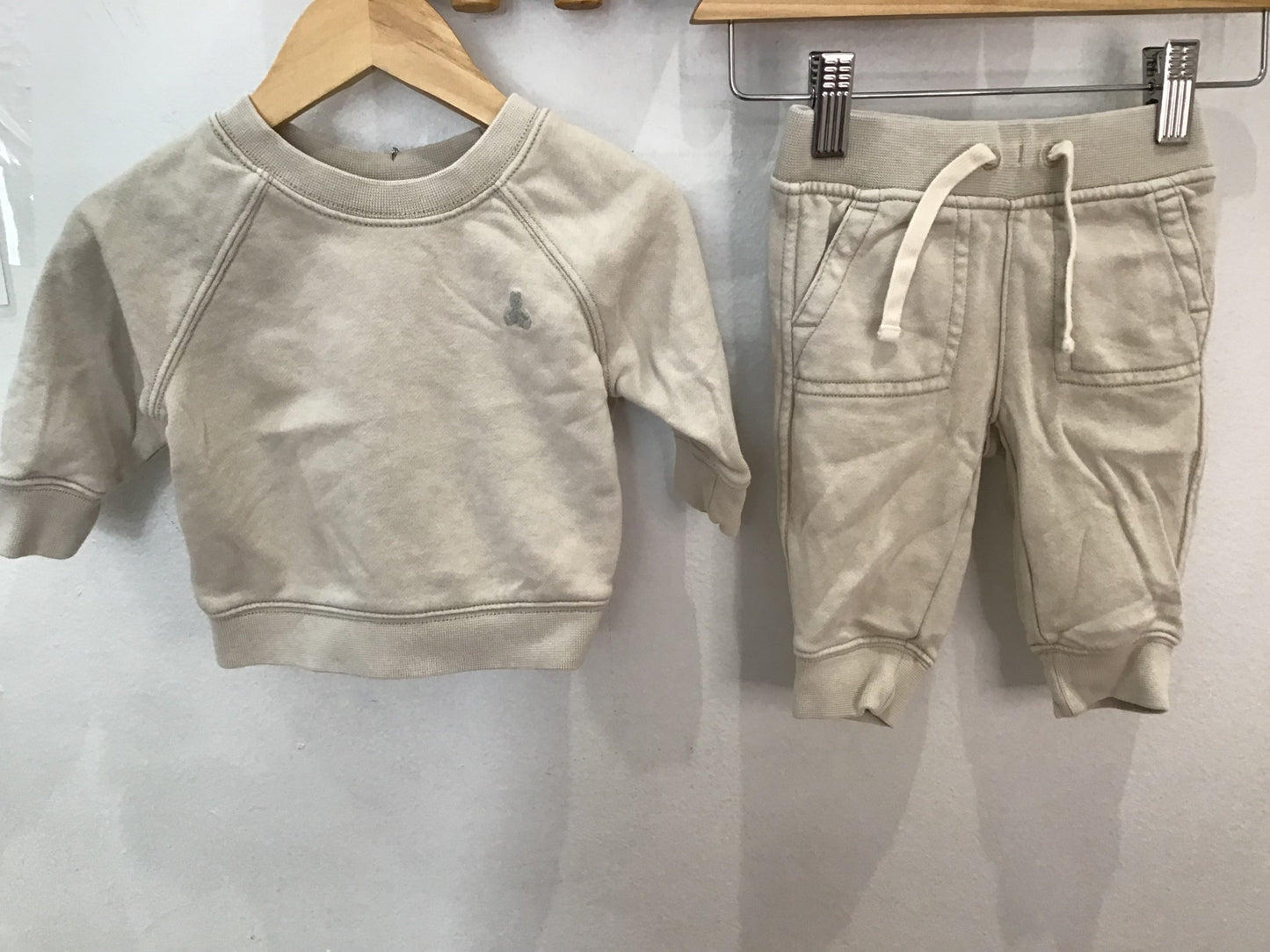 Beige jogger set 3-6m