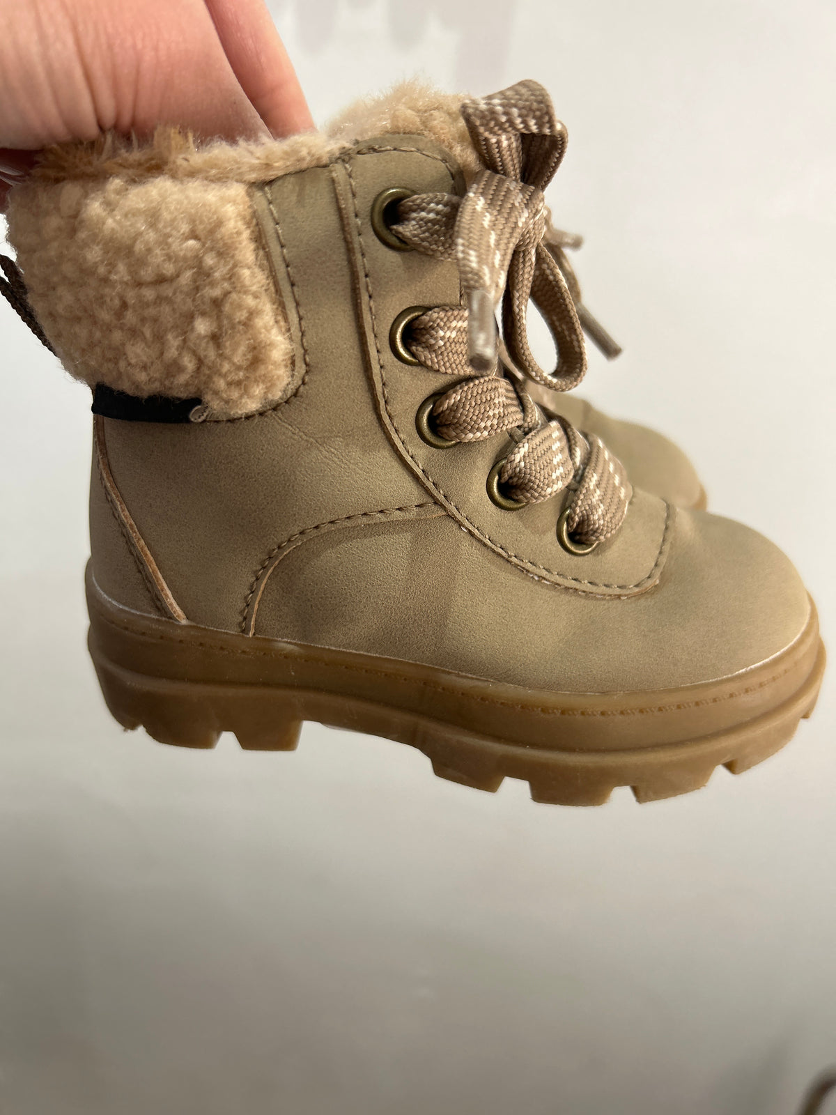 C5.5 beige fur-lined lug boots