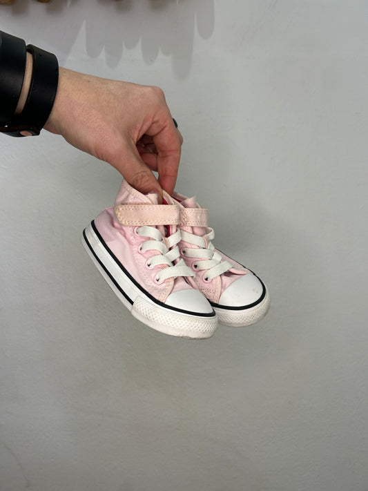 C6 light pink Converse