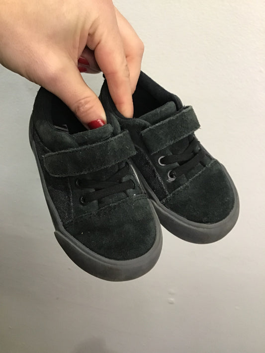 C7 black canvas shoes