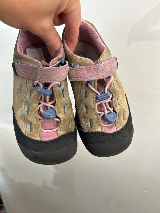 C11 Keens beige closed toe shoes