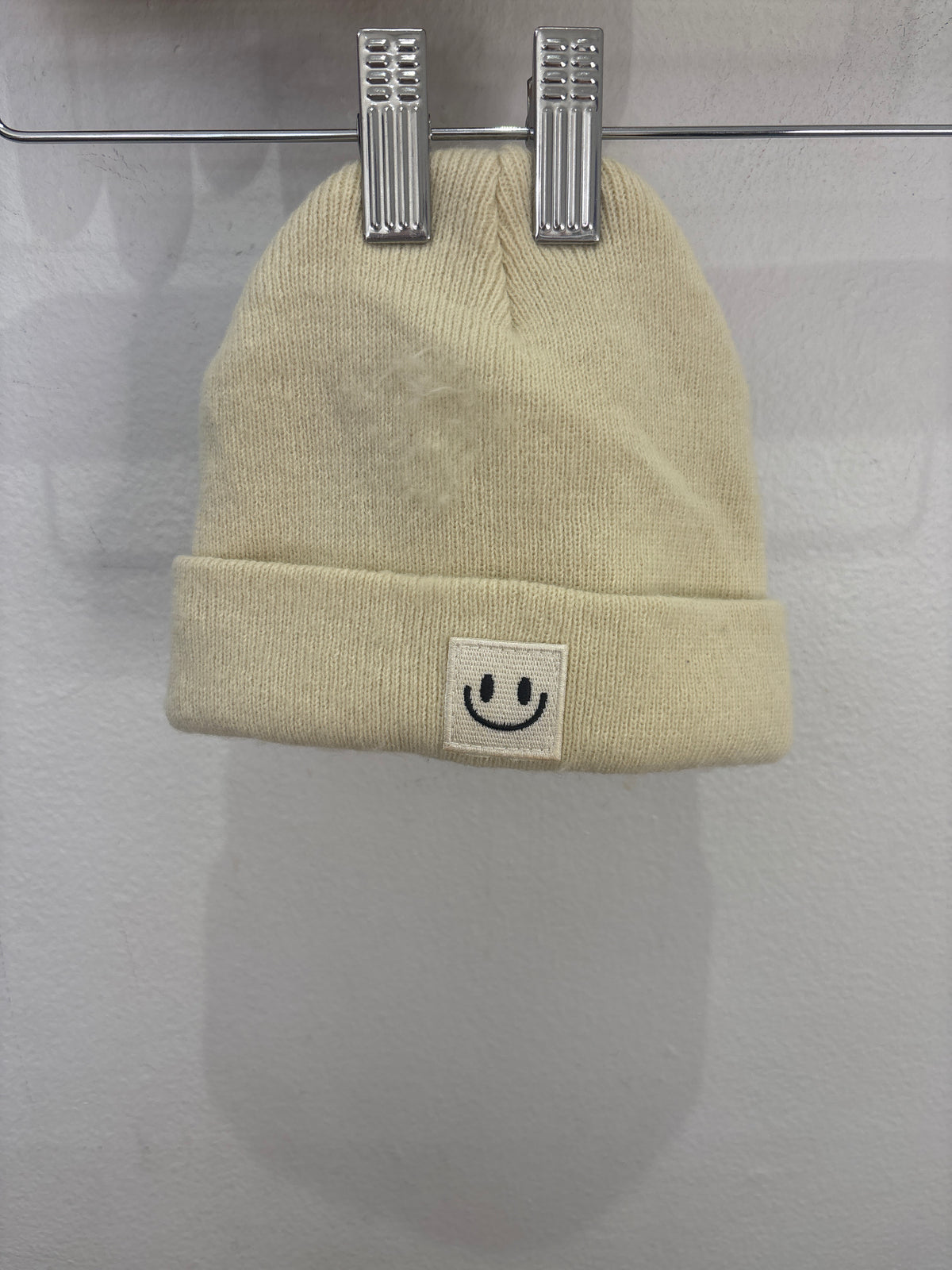 Cream smiley hat 0-2m