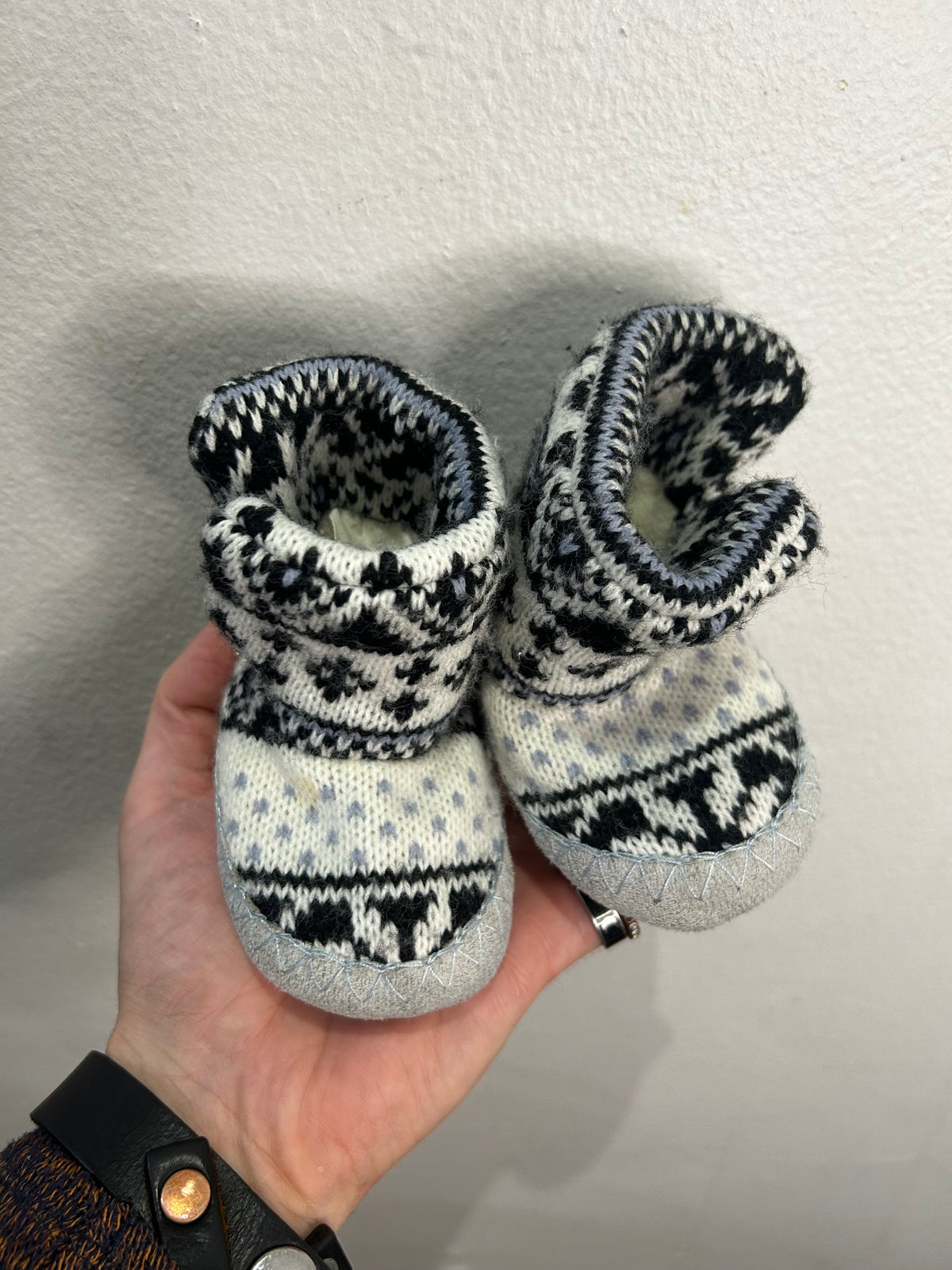 Mukluks knit booties 0-6m