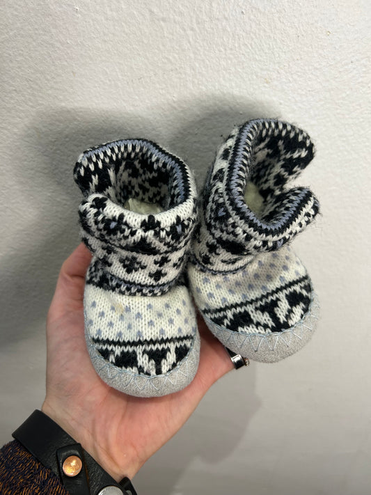 Mukluks knit booties 0-6m
