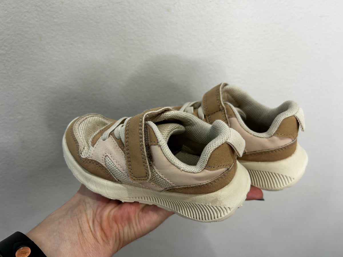 C7 beige runners
