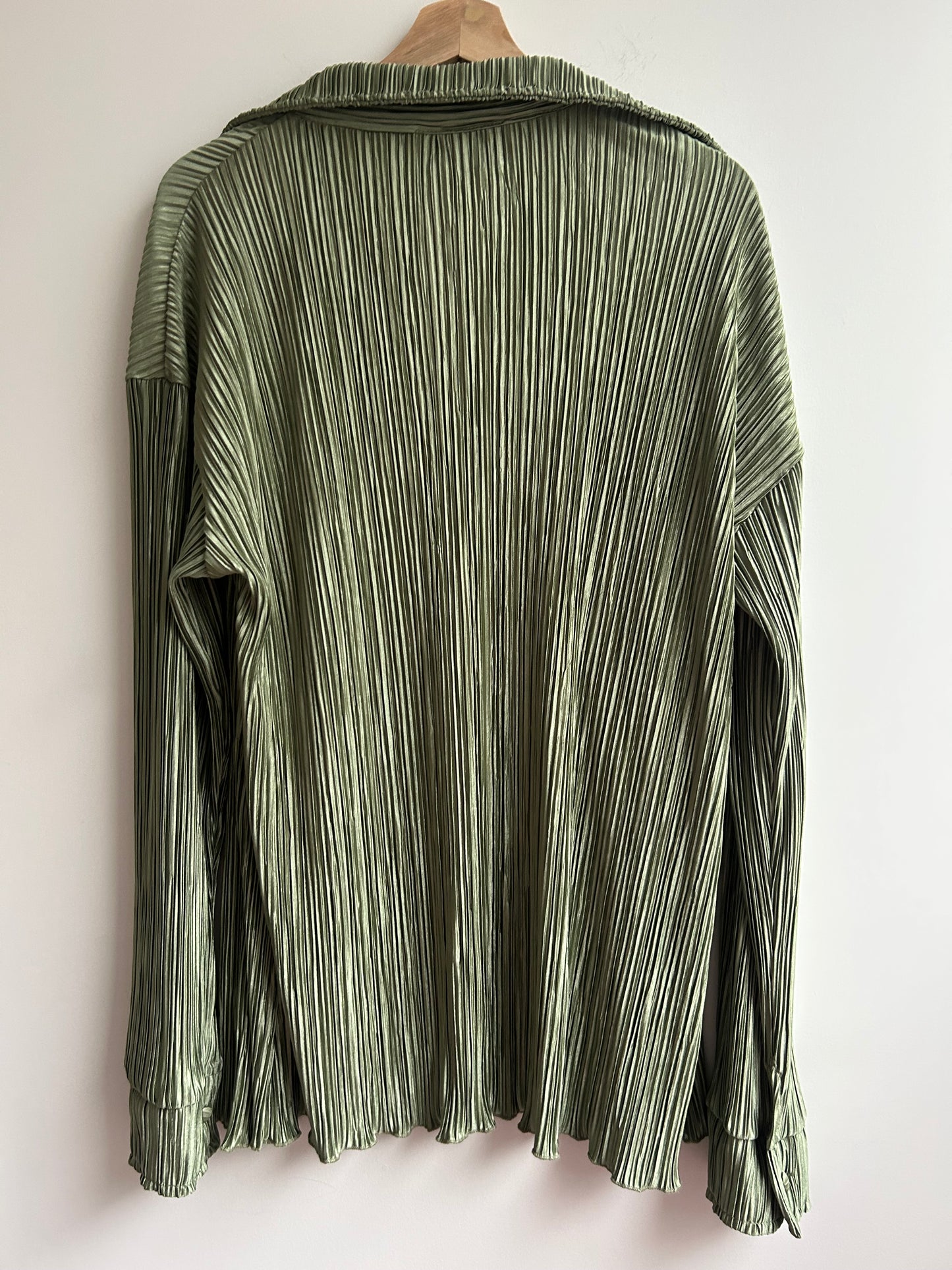 Green pleated shirt M