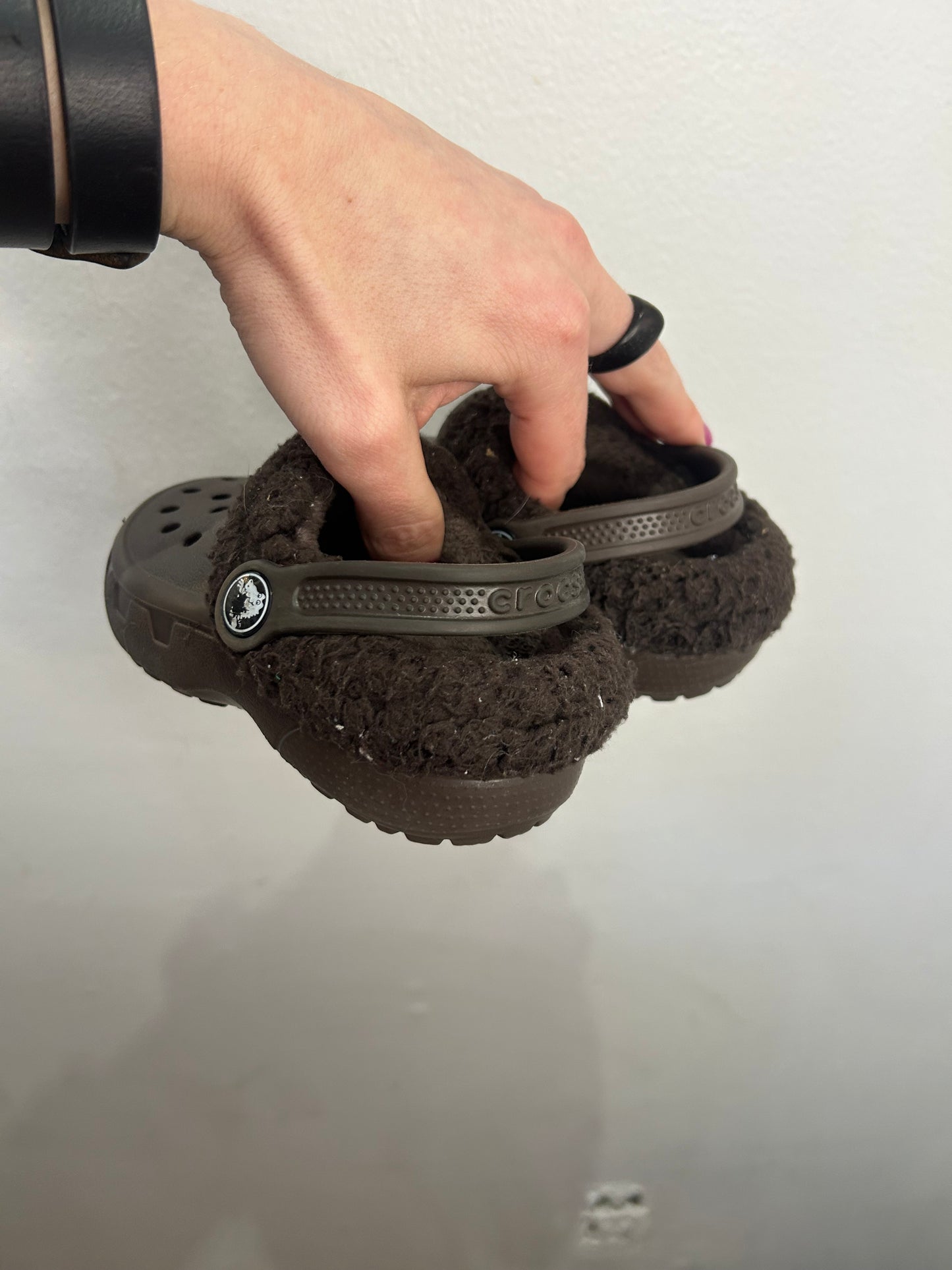C8-9 brown lined Crocs