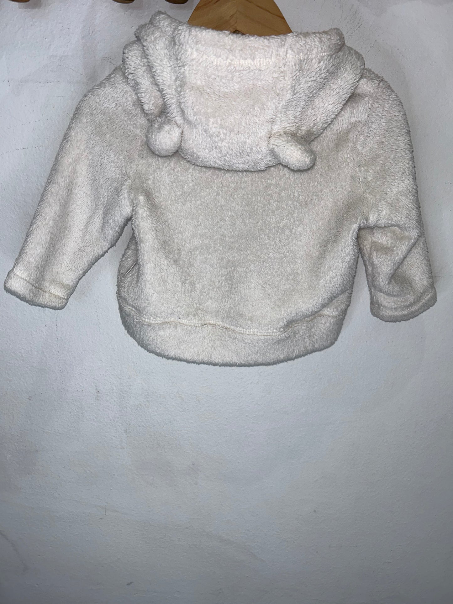 White zipup fluffy 3-6m