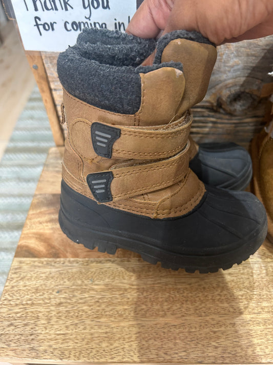 C8 brown snow boots