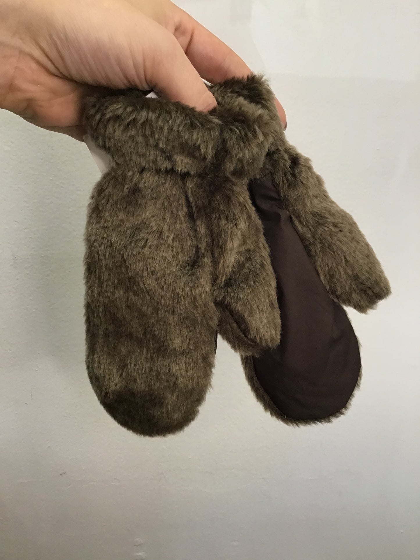 Furry mitts 4-5y NEW