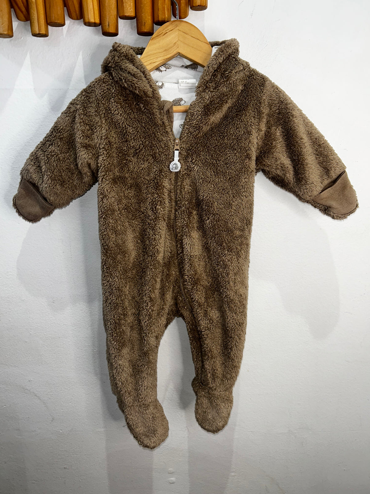 Brown furry bunting 2-4m