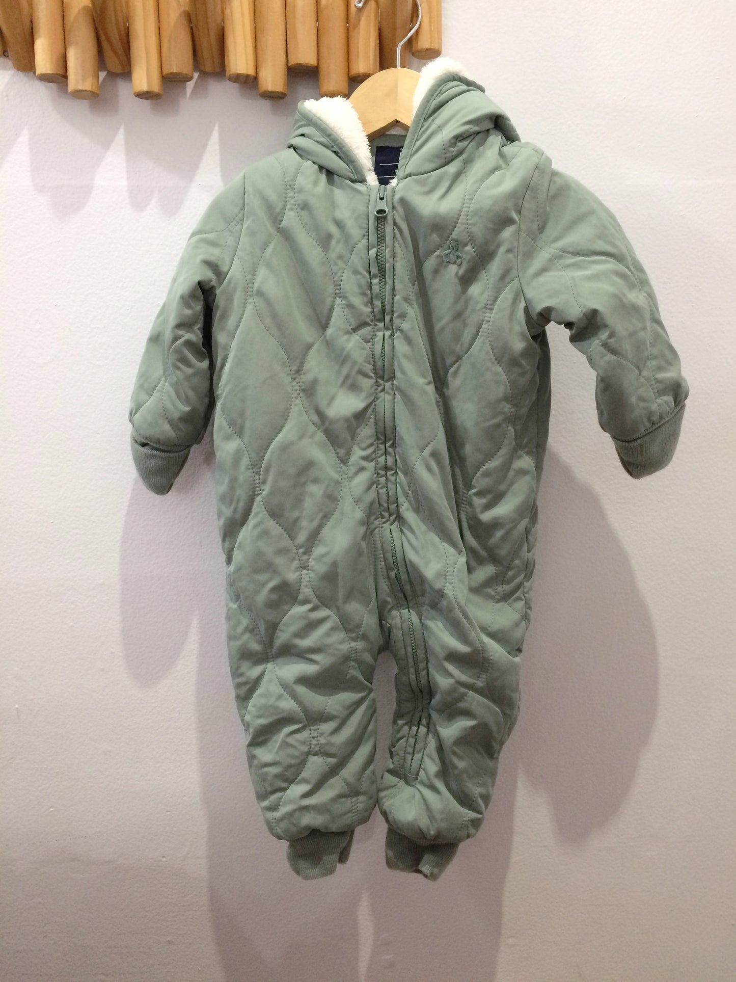 Green quilted snowsuit 6-12m