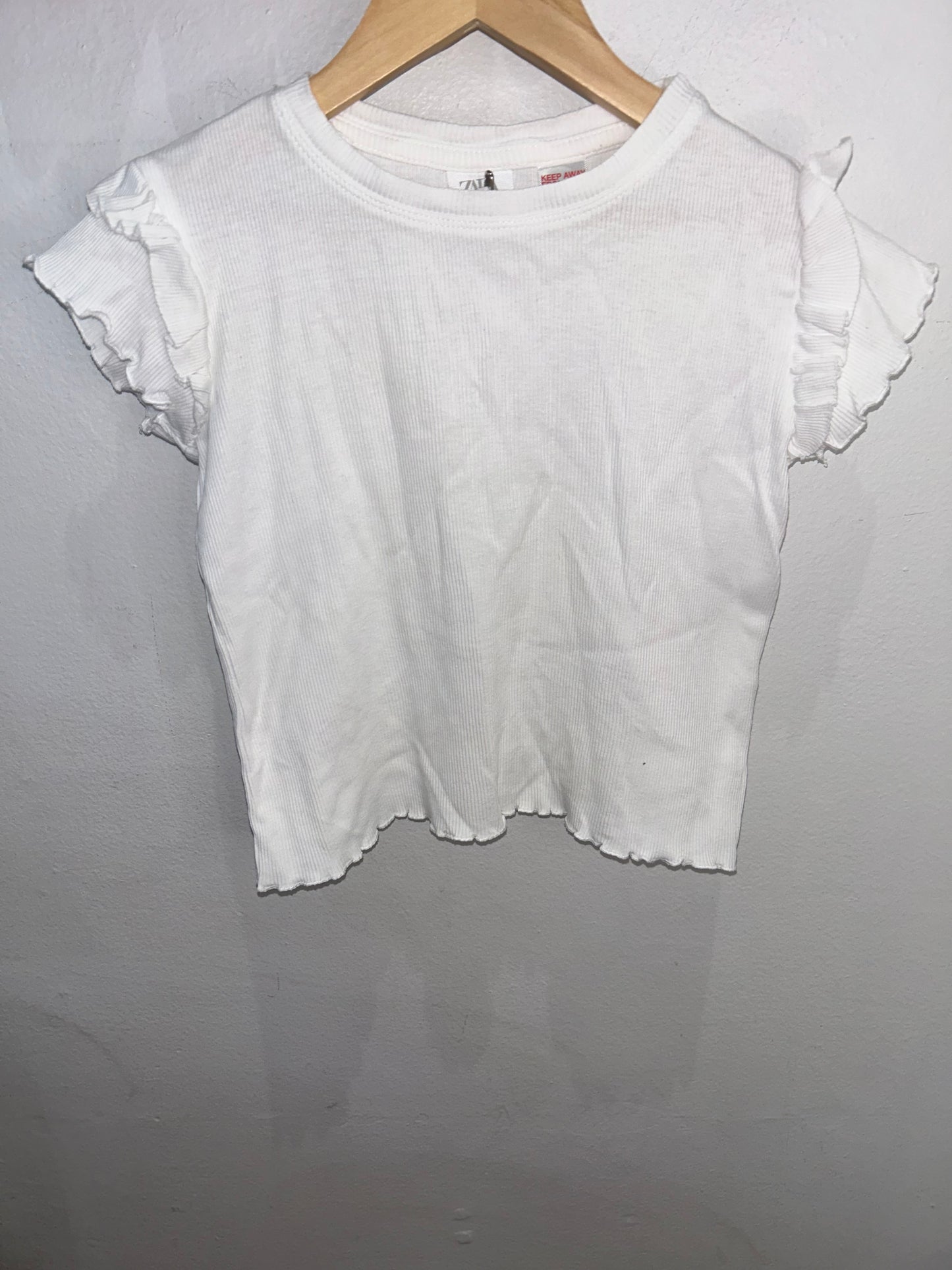 White ribbed tee w lettuce detail 2-3y