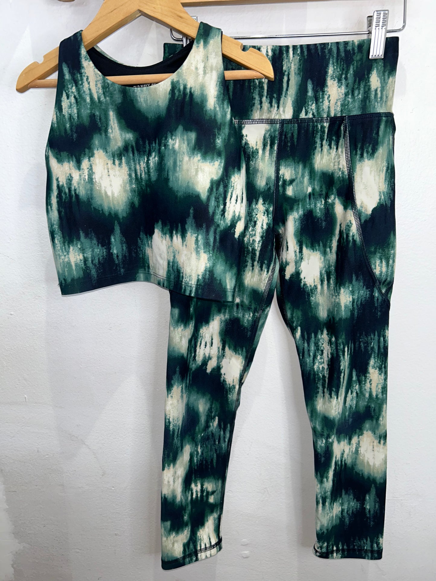 Green pattern activewear set 8y