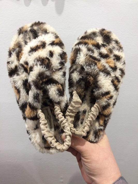 Y1-Y2 furry leopard slippers