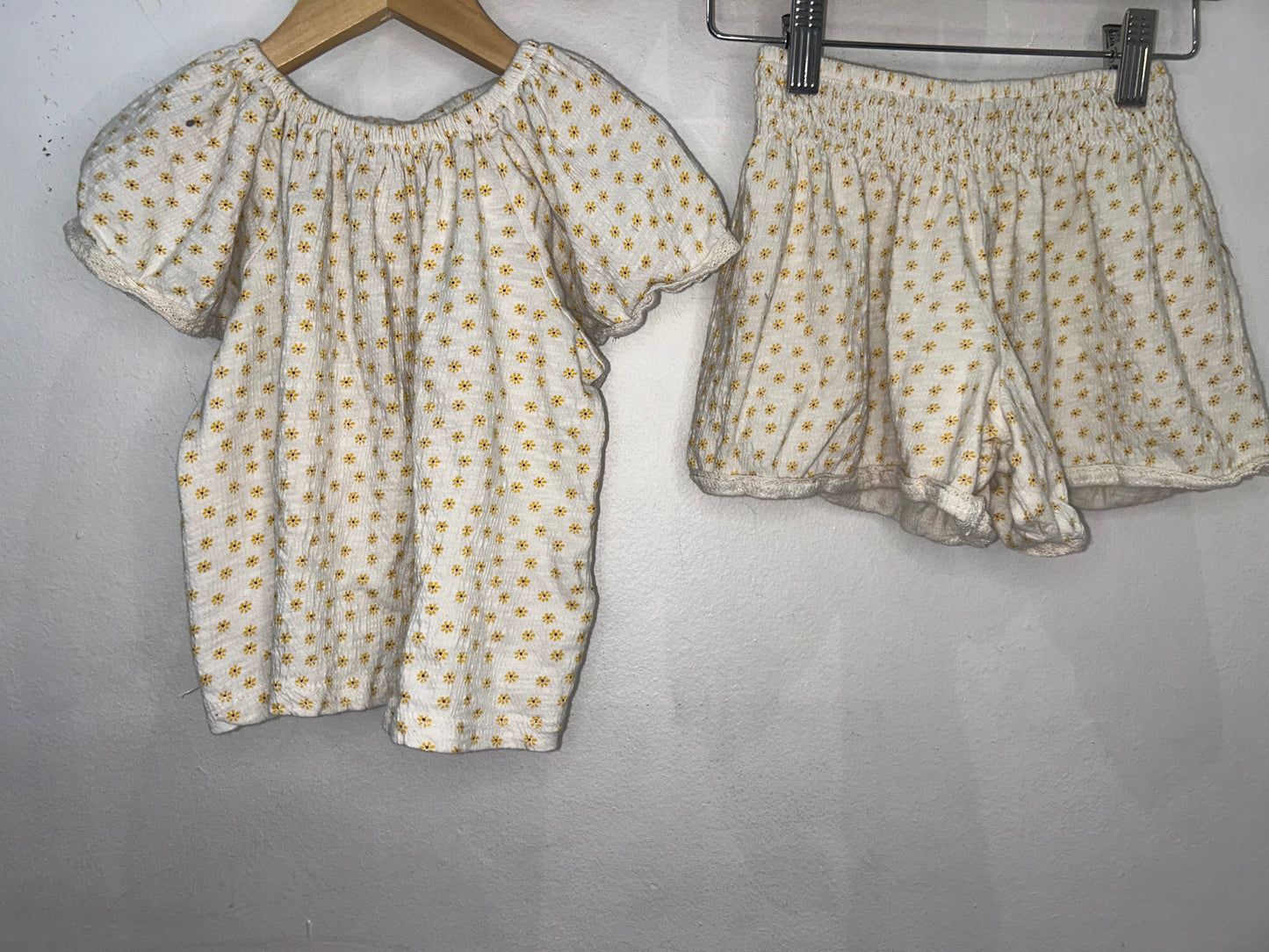 Little yellow flowers set 6y