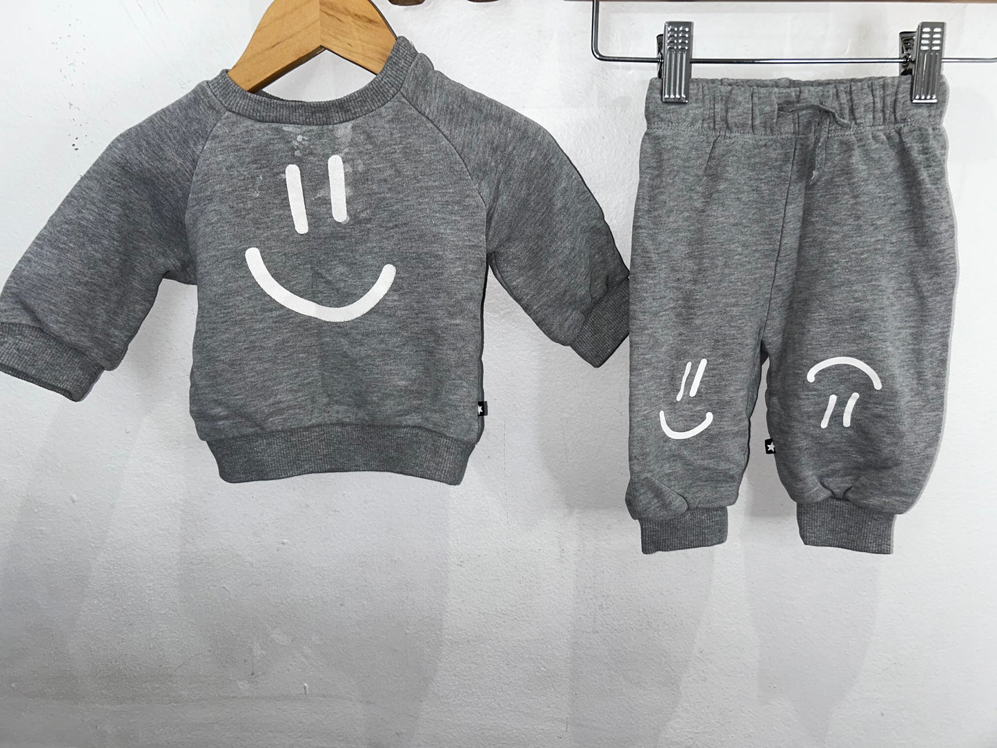 Molo grey smiley face set 0-3m (62cm)*