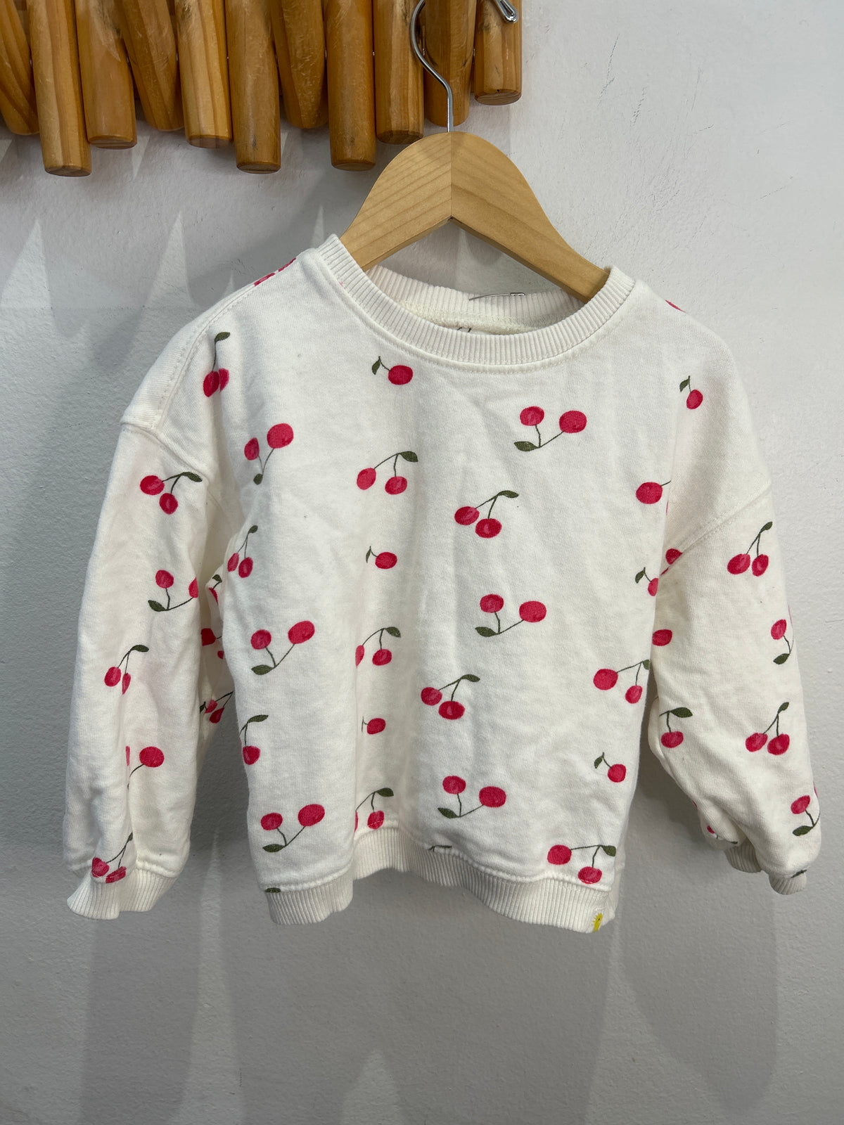 White pullover w cherries 3-4y