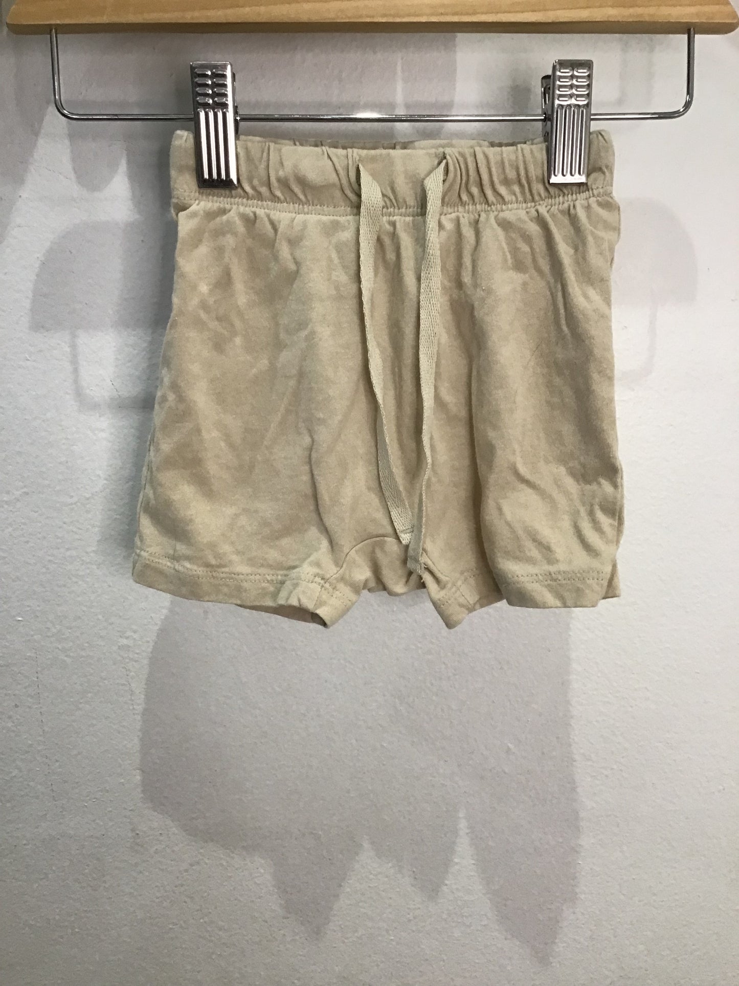 Beige cotton shorts 6-9m